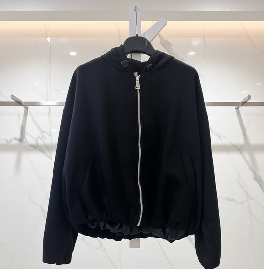 Felpa con cappuccio nera zip frontale argentata e vita elastica arricciata - vista frontale