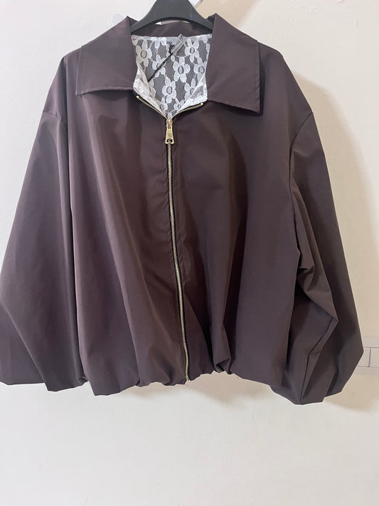 Giacca bomber oversize grigio antracite con zip dorata e fodera in pizzo floreale bianco