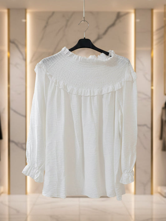 Blusa bianca con smock sul décolleté volant e maniche a palloncino