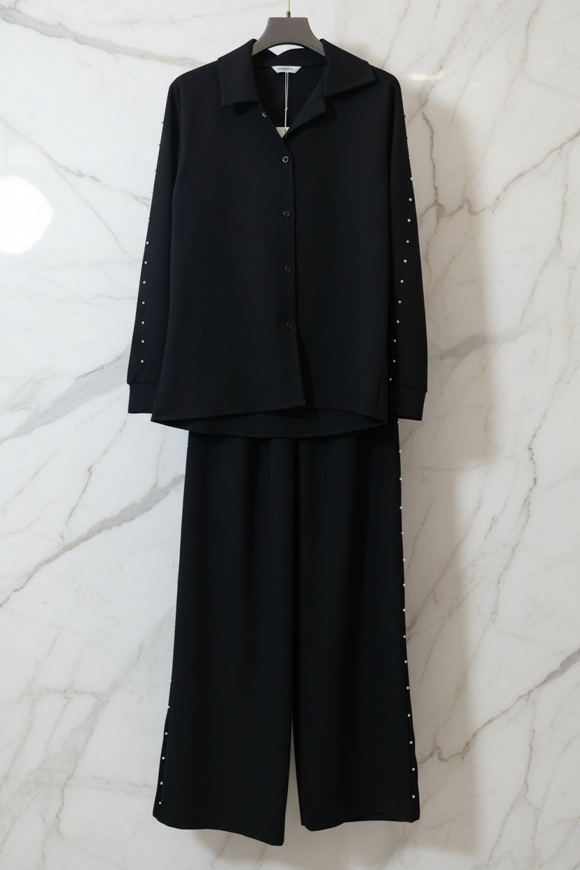 Completo due pezzi nero con camicia e pantalone palazzo con borchie argento sulle maniche