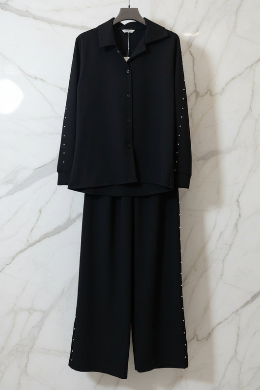 Completo due pezzi nero con camicia e pantalone palazzo con borchie argento sulle maniche
