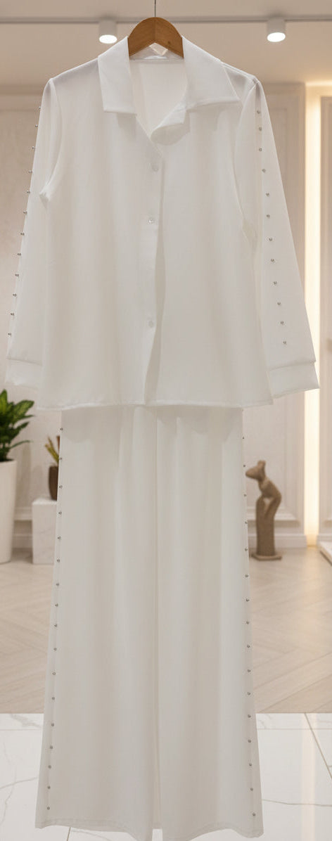 Completo due pezzi bianco con camicia e pantalone palazzo con borchie argento
