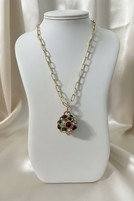 Collana lunga dorata con pendente multicolore su supporto