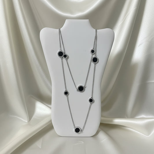 Collana lunga multilivello color argento con pendenti neri