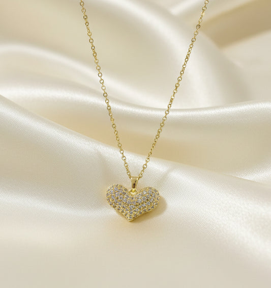 Dettaglio del pendente a cuore dorato effetto brillante