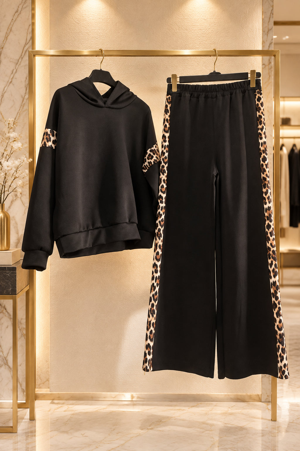 Completo nero con felpa e pantaloni ampi, inserti animalier