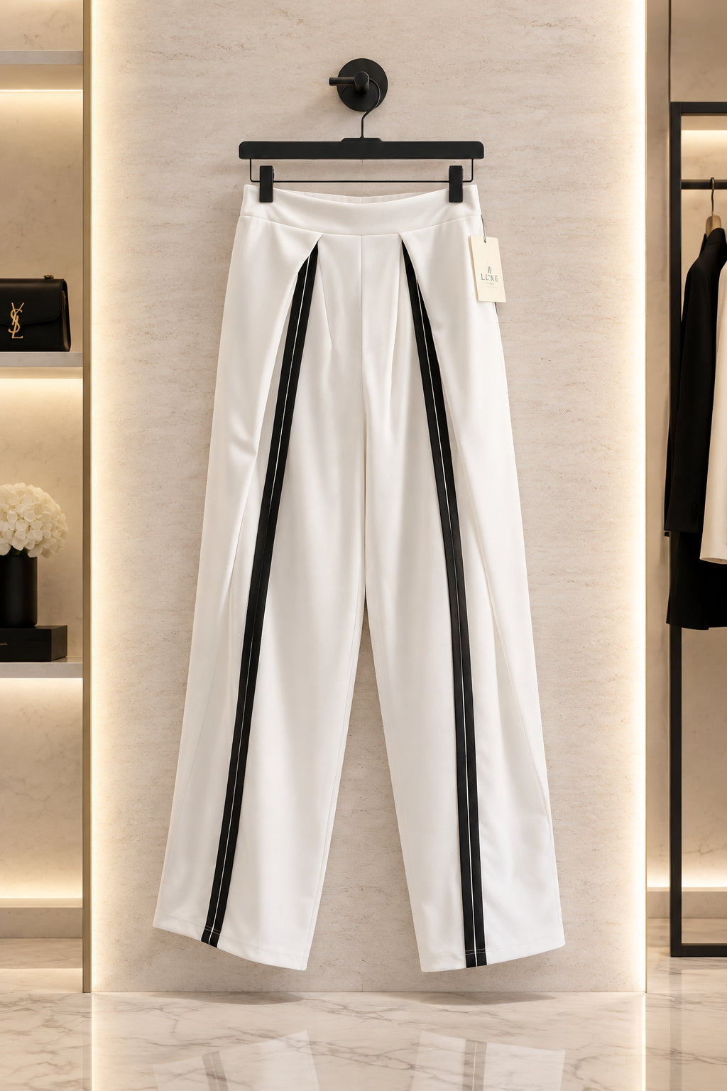 Pantaloni ampi bianchi con strisce verticali nere