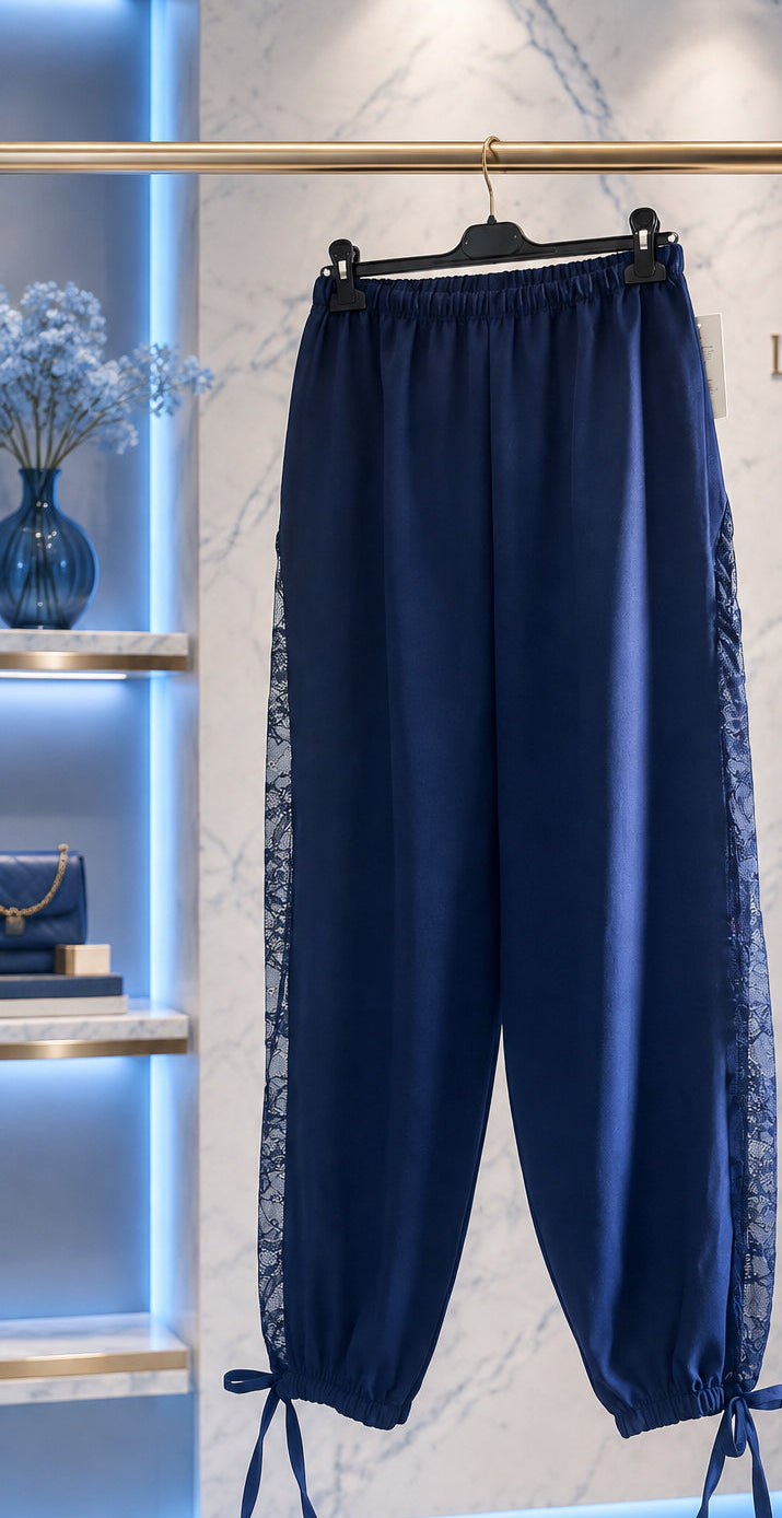 Pantaloni ampi blu scuro con inserti laterali e laccetti alle caviglie