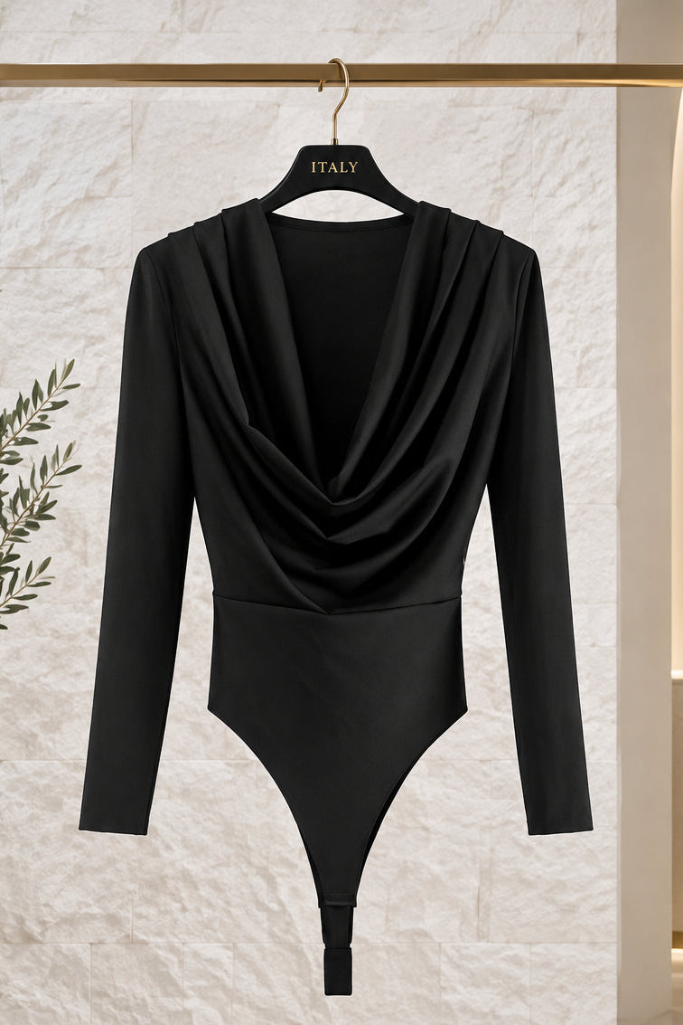 Seconda vista del body nero con scollo drappeggiato e maniche lunghe
