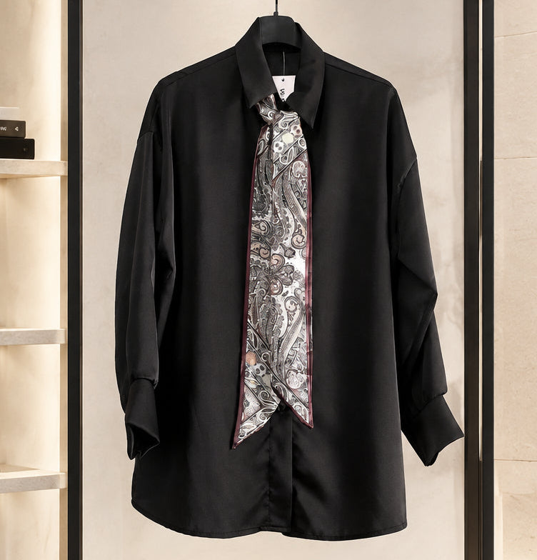 Camicia nera a maniche lunghe con foulard fantasia