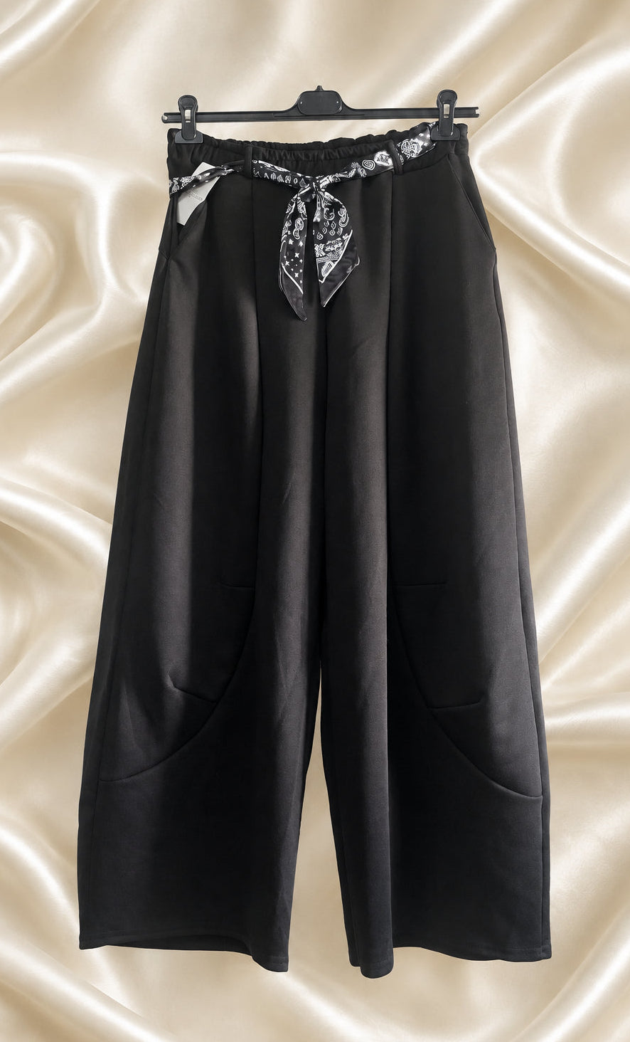 Pantaloni ampi neri con cintura foulard fantasia