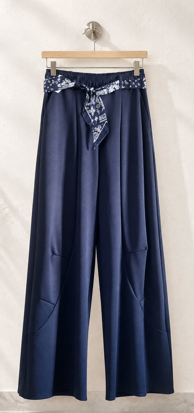 Pantaloni ampi blu scuro con cintura foulard fantasia