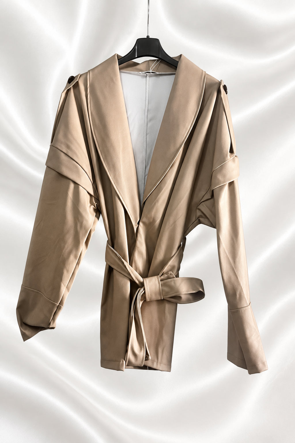 Giacca beige effetto pelle con revers ampio, maniche lunghe e cintura in vita