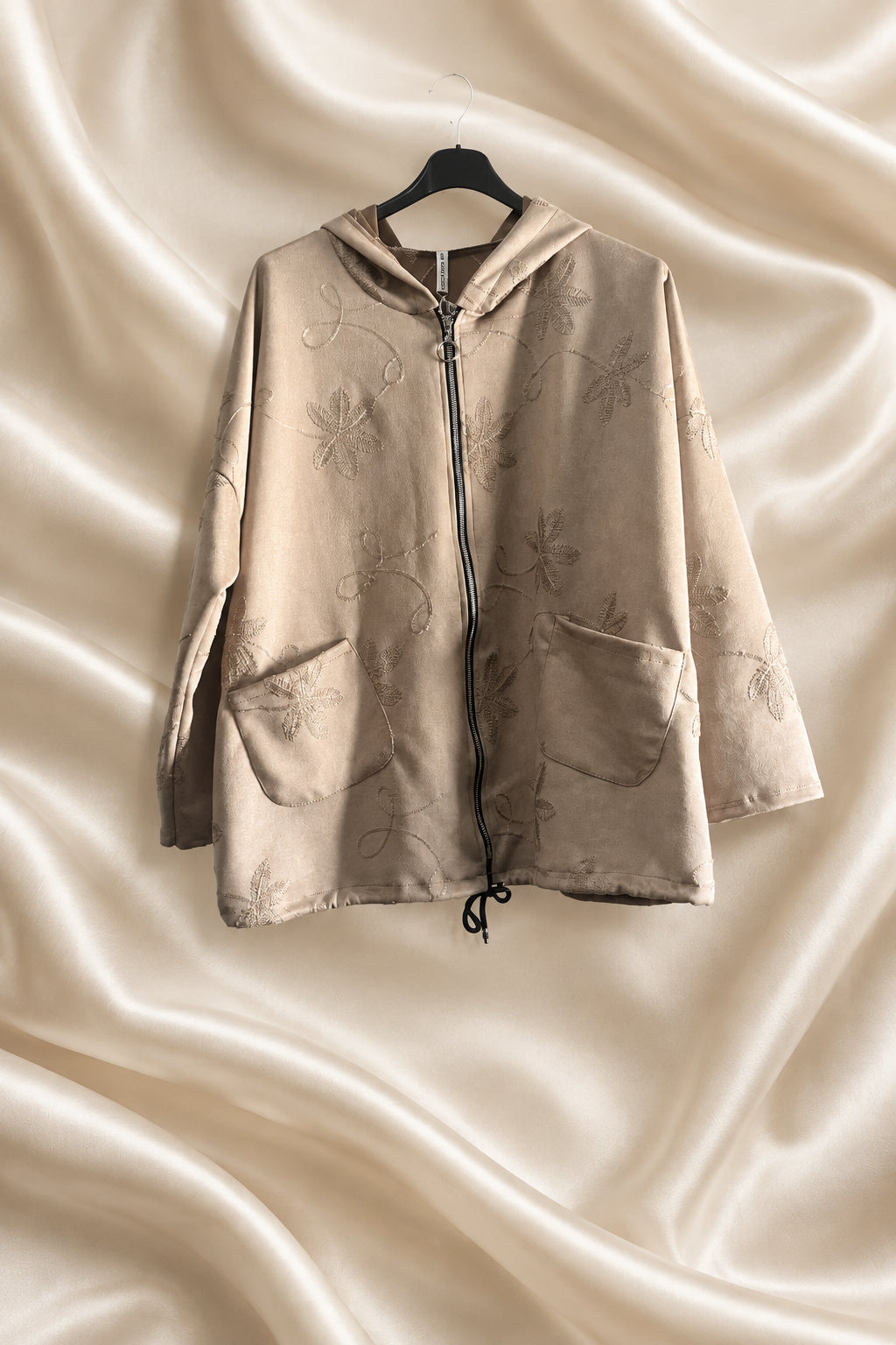 Giacca beige con cappuccio e motivi floreali, vista davanti