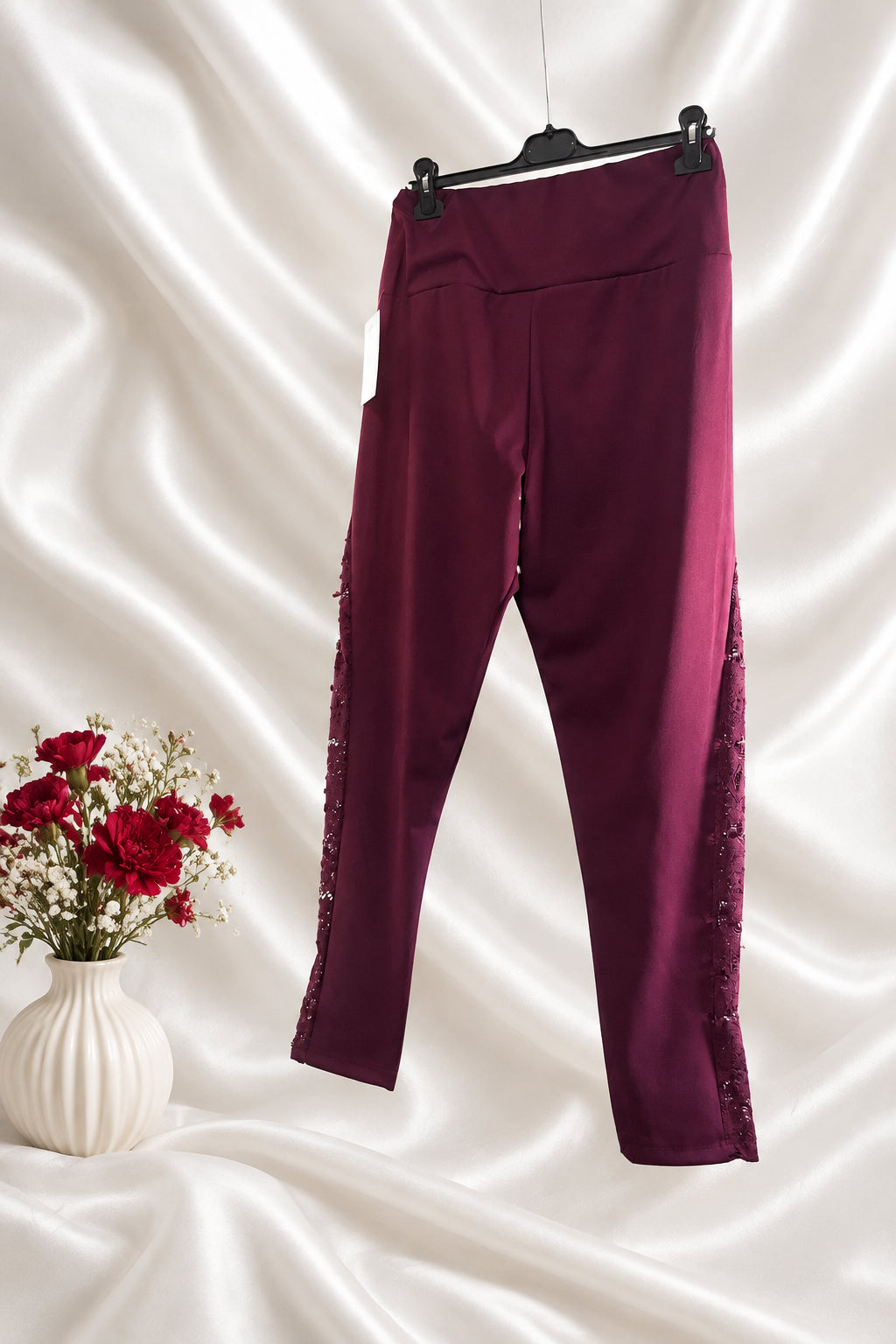 Pantaloni aderenti bordeaux con inserti laterali