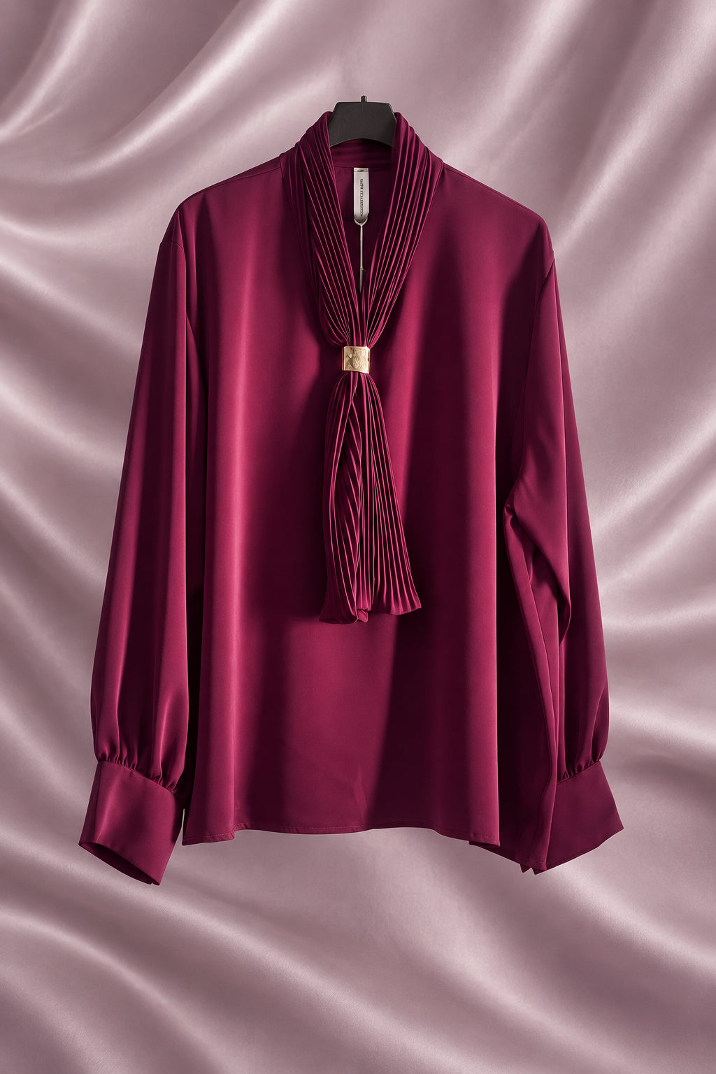 Blusa bordeaux con foulard plissettato e dettaglio luminoso sul davanti