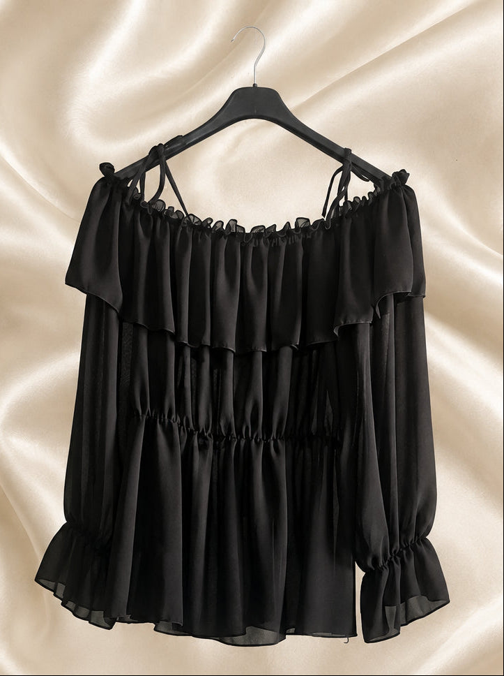 Blusa nera con scollo arricciato, volant e maniche lunghe