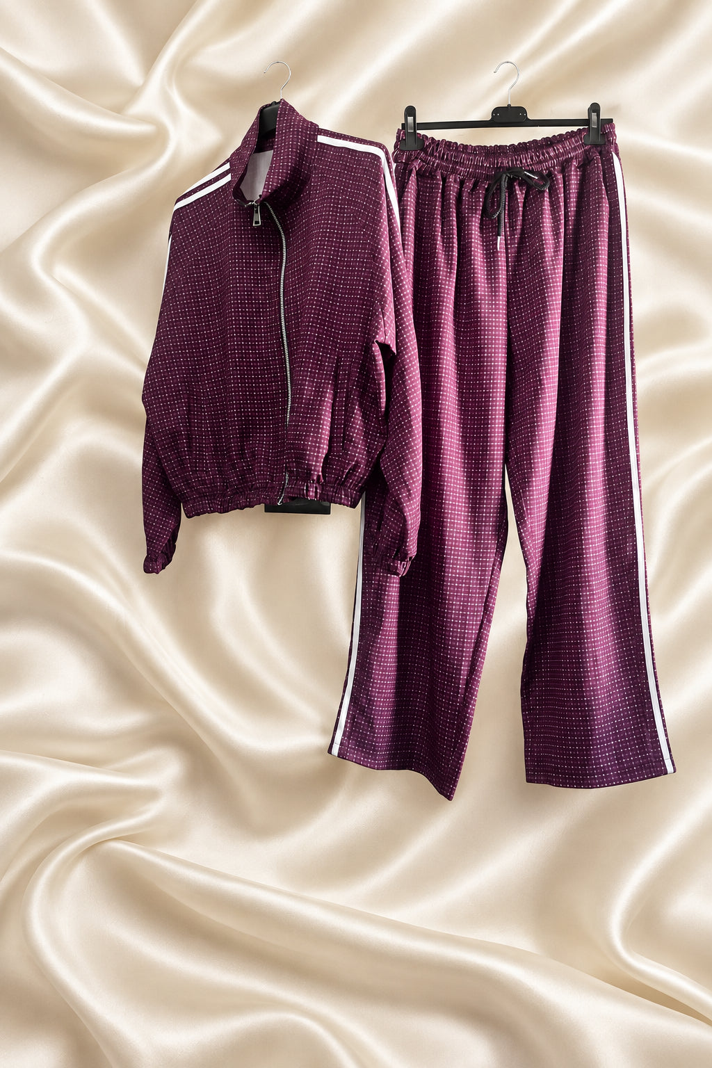 Completo bordeaux con giacca a zip e pantaloni con bande laterali