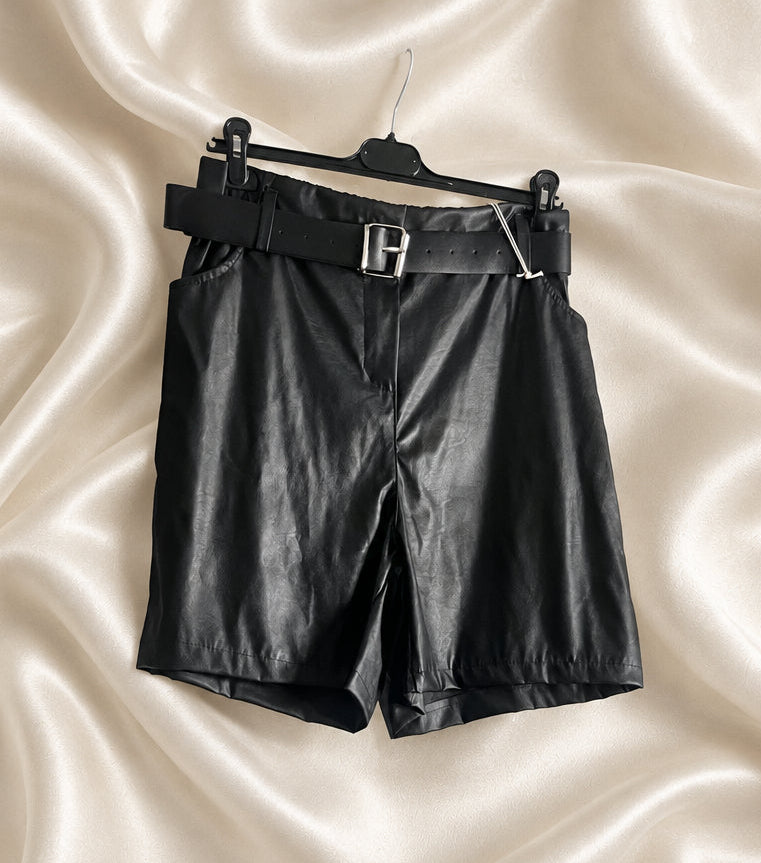 Shorts neri effetto pelle a vita alta fotografati con cintura