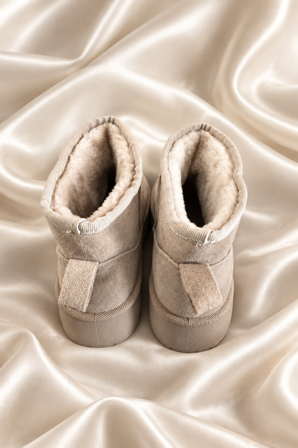 Stivaletti beige chiaro visti da dietro con linguette posteriori