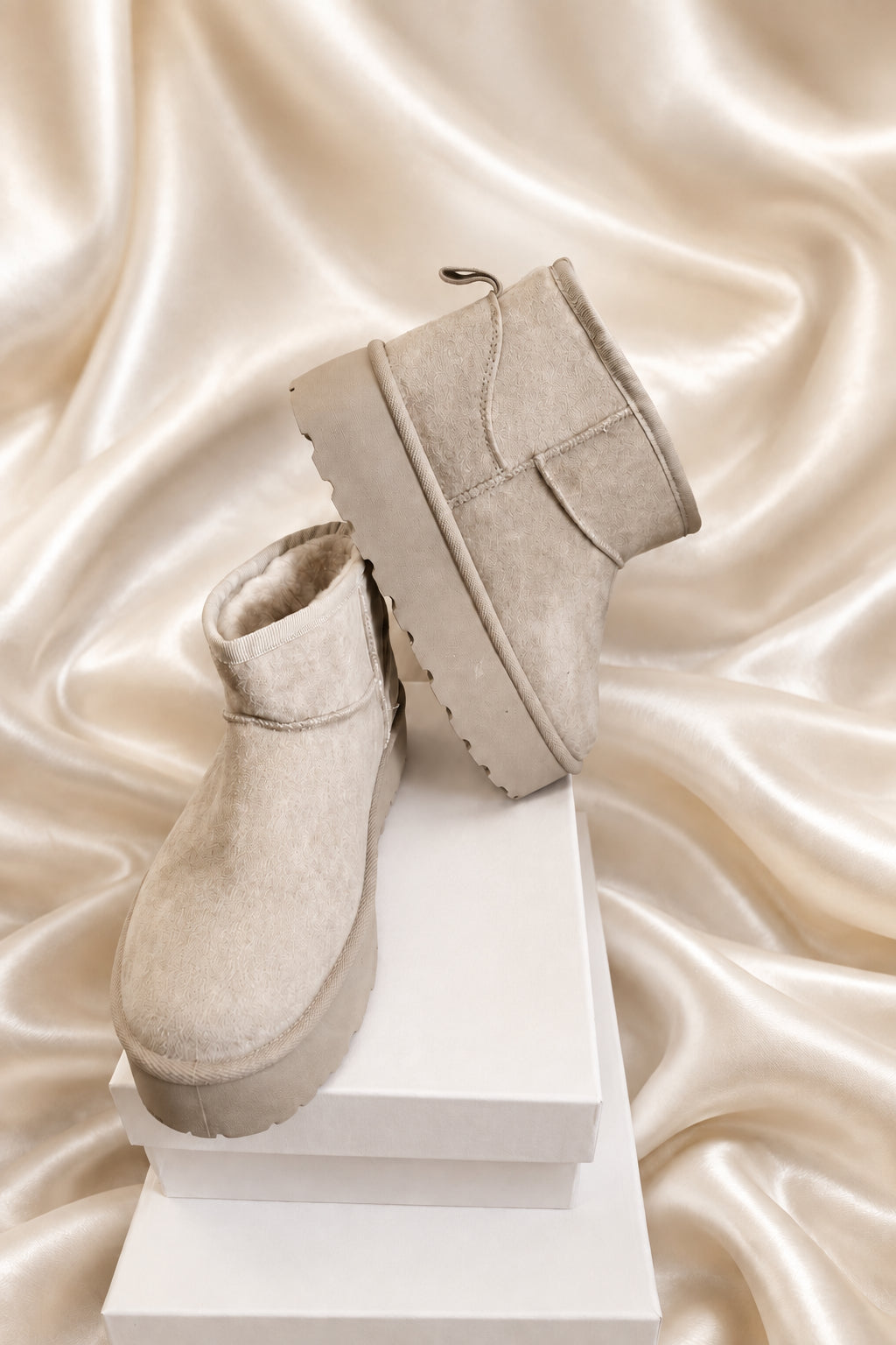 Stivaletti beige chiaro con suola alta visti di lato