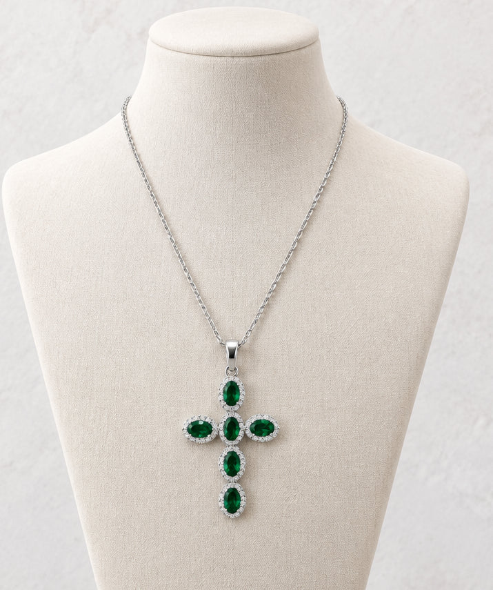 Collana argentata con croce di pietre ovali verdi