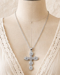 Collana argentata con croce di pietre ovali chiare
