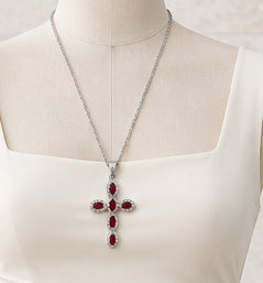 Collana argentata con croce di pietre ovali rosso scuro