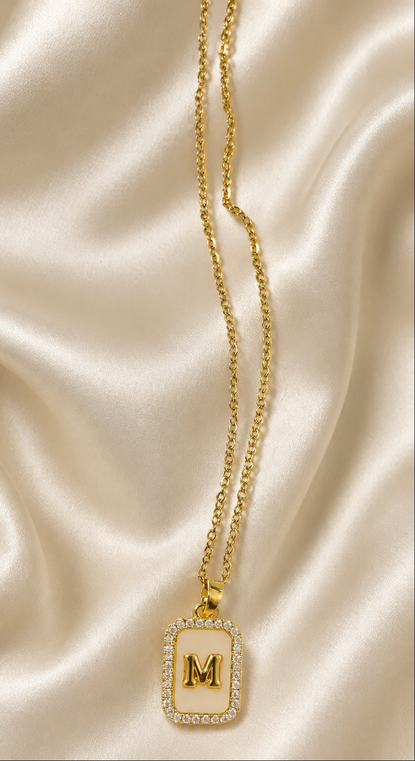 Collana dorata con iniziale e ciondolo rettangolare