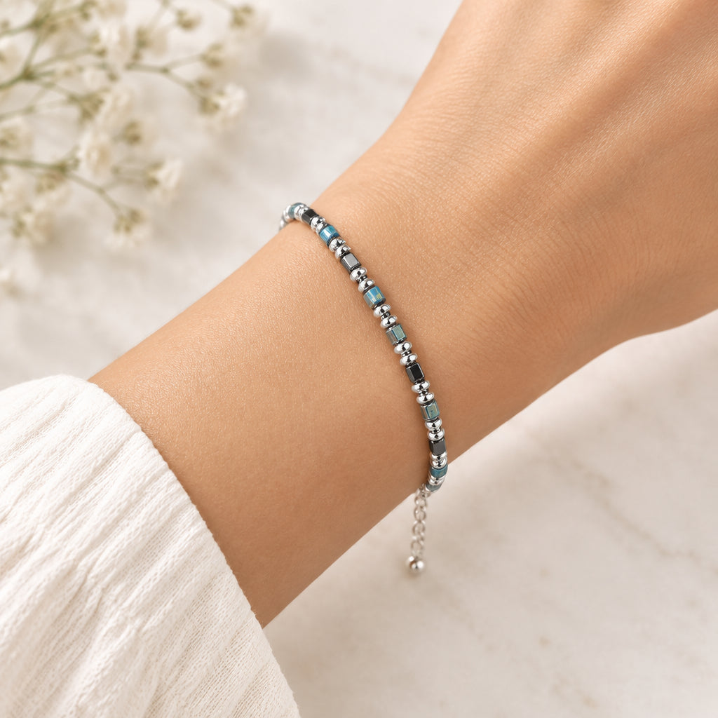 Bracciale con perline grigie e nere e dettagli argentati