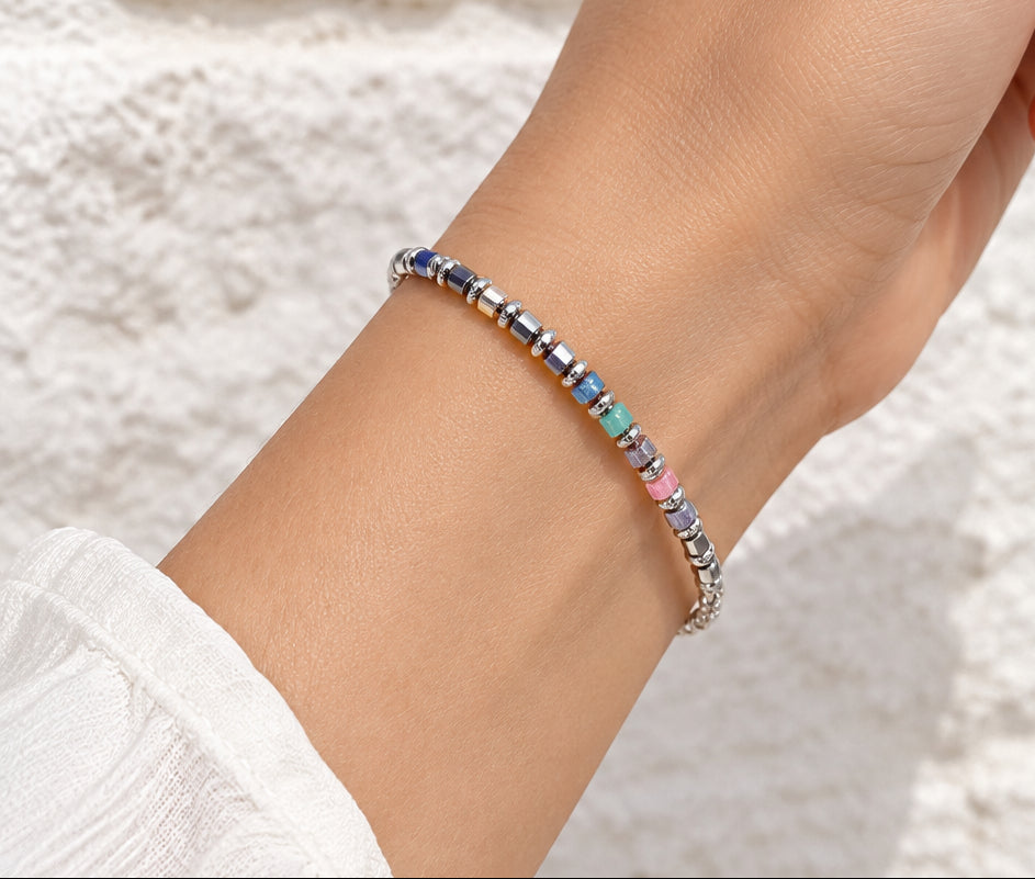 Bracciale con perline multicolore e dettagli argentati
