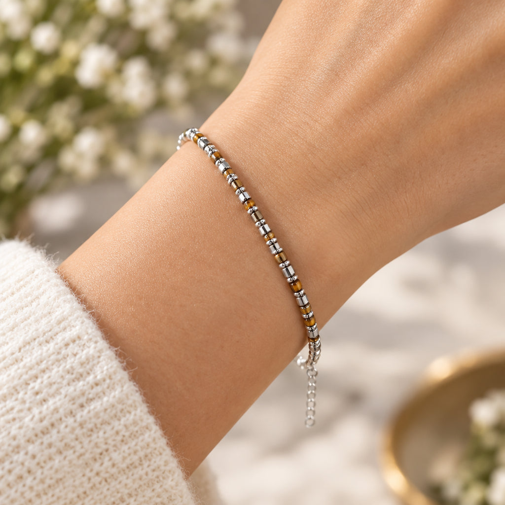 Bracciale con perline marroni e dorate e dettagli argentati