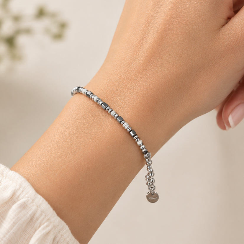 Bracciale con perline blu e dettagli argentati