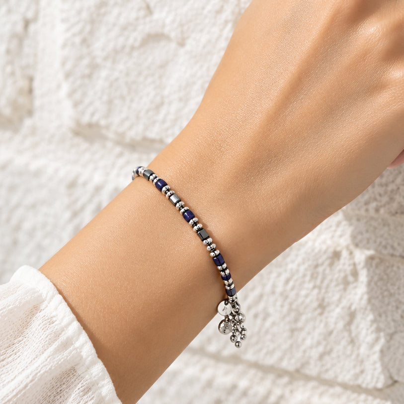 Bracciale con perline nere e dettagli argentati