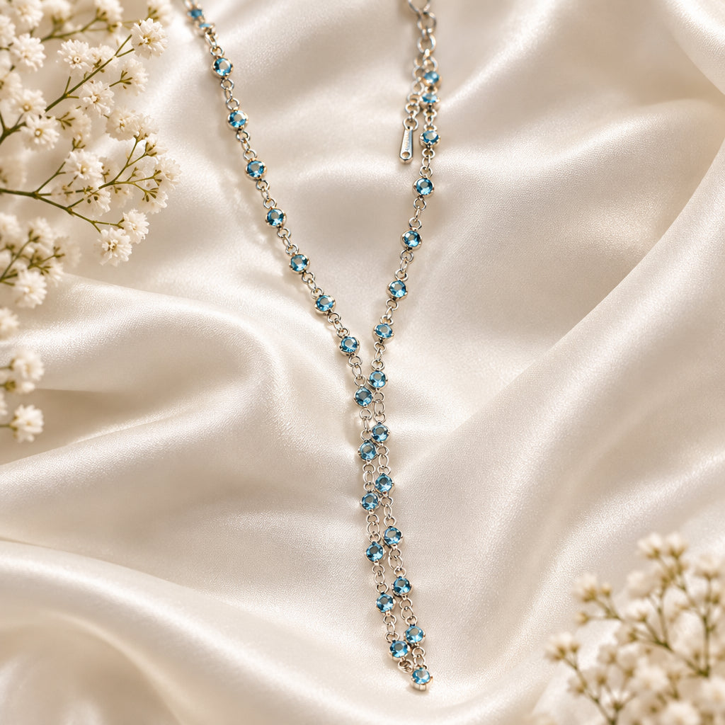 Collana con cristalli azzurro chiaro e catenina argentata