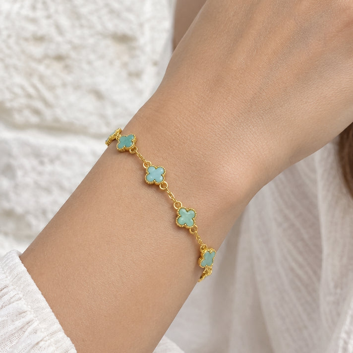 Bracciale con fiori verde acqua e dettagli dorati
