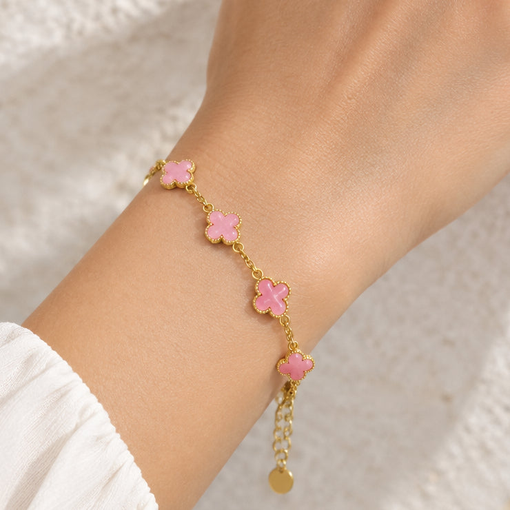 Bracciale con fiori rosa e dettagli dorati