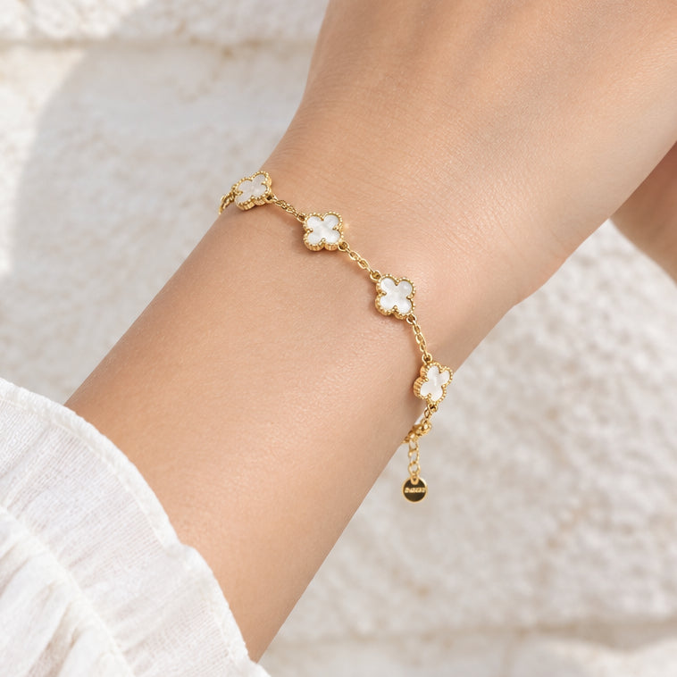 Bracciale con fiori bianchi e dettagli dorati