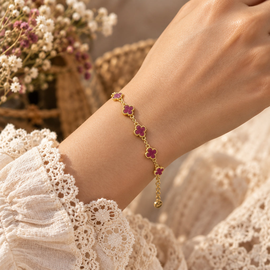 Bracciale con fiori bordeaux e dettagli dorati