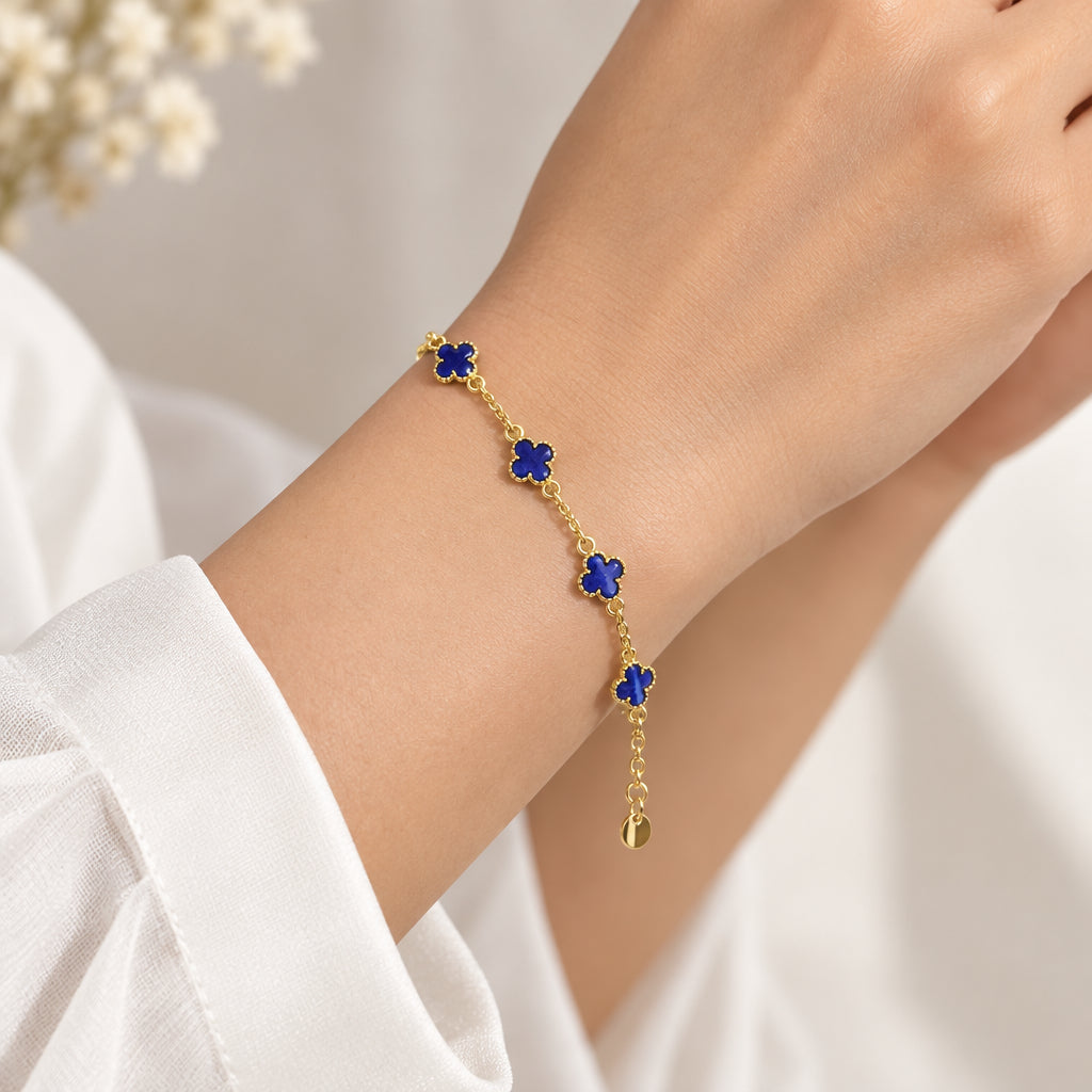 Bracciale con fiori blu intenso e dettagli dorati