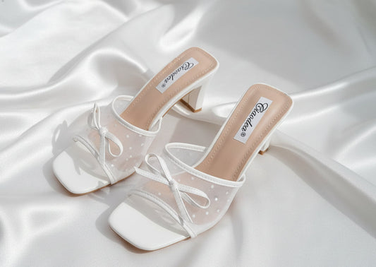 Mules bianche con fascia in tulle e fiocco – vista frontale